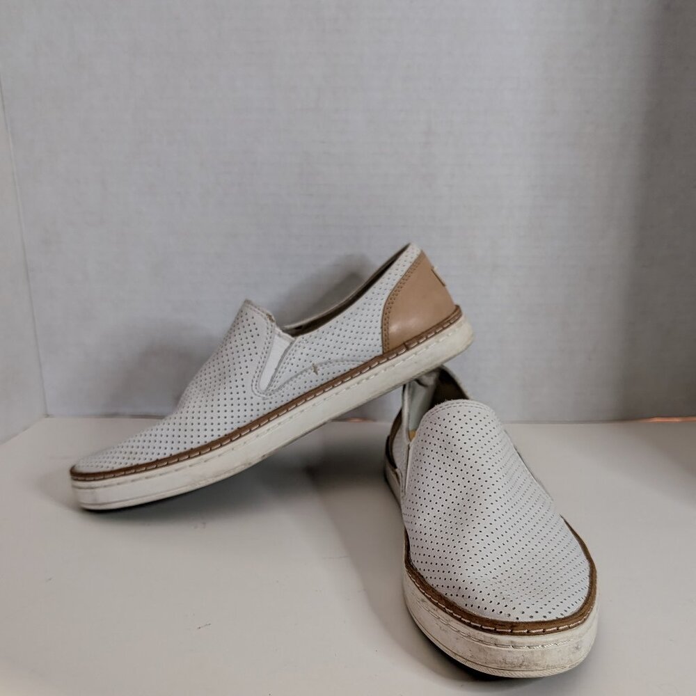UGG ADLEY loafer SLIP ON SOFT LEATHER Sz 7 PORON INSOLE COASTAL COTTAGE SUMMER
